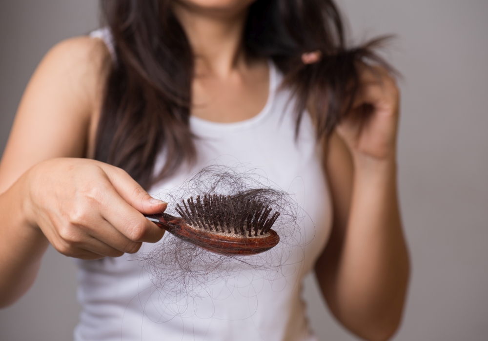 Starker Haarausfall? Das können die Gründe sein
