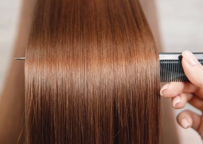 Haare glätten ohne Glätteisen: Mit diesen 4 schonenden Methoden
